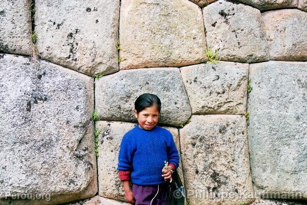 Petite bergère posant devant un mur inca, Cuzco