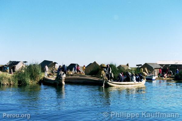 Une île flottante des Indiens Uros