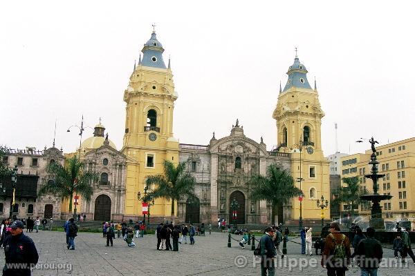 La cathédrale de Lima sur la Plaza de Armas
