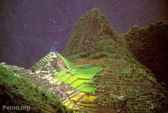 Vue générale. Au fond, le Wayna Picchu, Machu Picchu