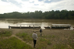 Bateaux sur le fleuve Manu