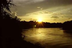 Coucher de soleil sur le fleuve Tambopata